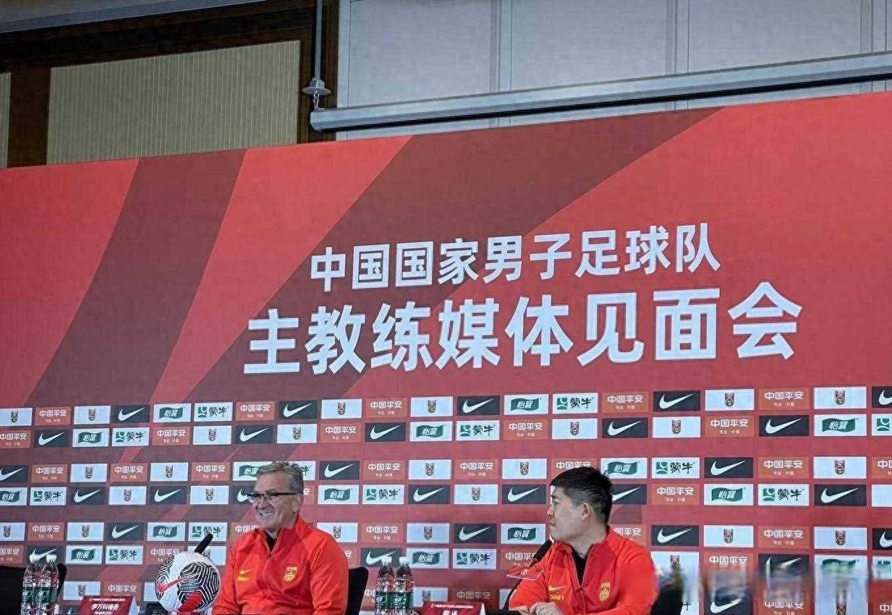 足球赛事中球员实力对决成为热议话题