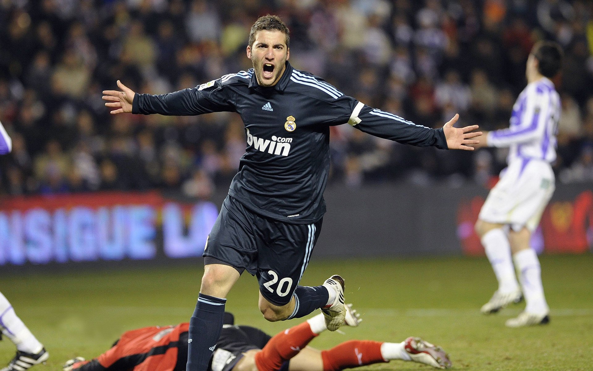 穆古鲁扎连续十二场比赛得分超过晋级下一阶段,德国队不断突破!比赛高潮迭起